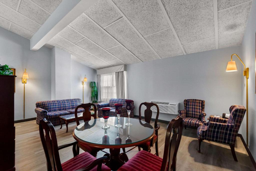 Posezení v ubytování Clarion Inn Falls Church-Arlington