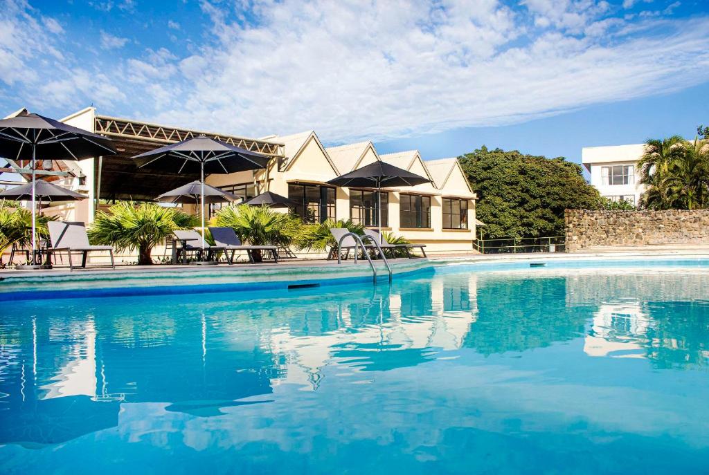 um resort com uma piscina em frente a um edifício em Hotel Faranda Guayacanes, a member of Radisson Individuals em Chitré