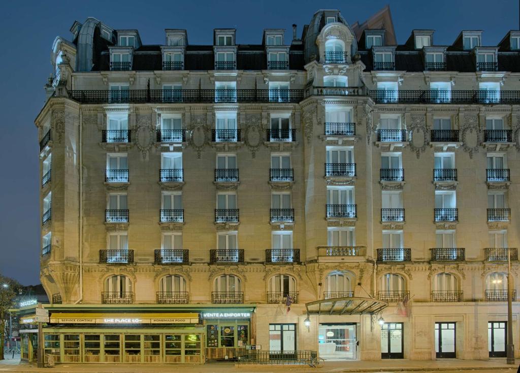 un grand bâtiment avec beaucoup de fenêtres dans l'établissement NH Paris Gare de l'Est, à Paris