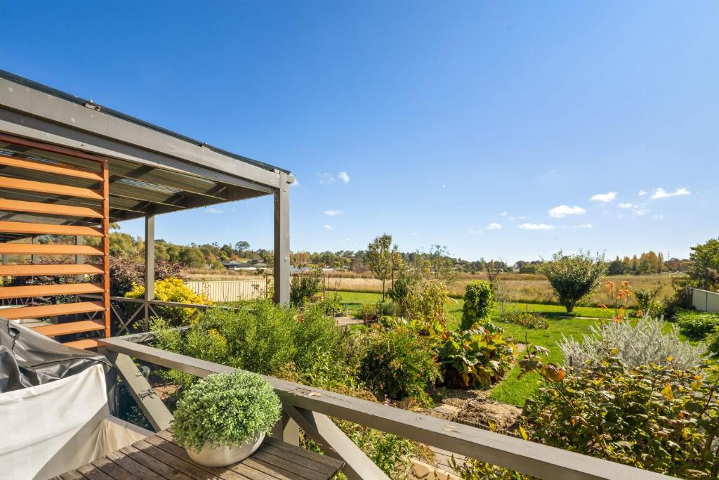 Blick auf den Garten von der Terrasse eines Hauses in der Unterkunft Marcotta Guest Suite - Moments to Golf Course in Orange