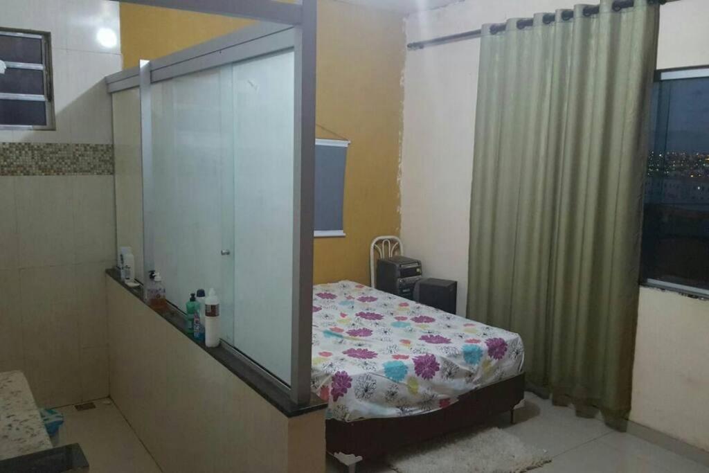 - une chambre avec un lit et un grand miroir dans l'établissement Casa dos Bento, à Contagem