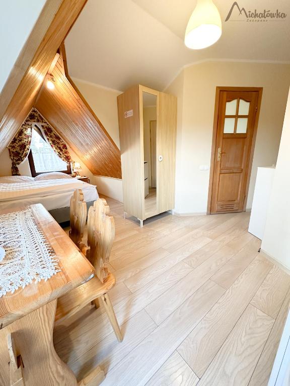 Postel nebo postele na pokoji v ubytování Willa Michałówka Attic