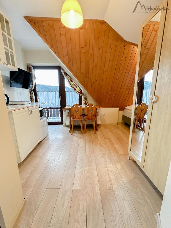 Kuchyň nebo kuchyňský kout v ubytování Willa Michałówka Attic