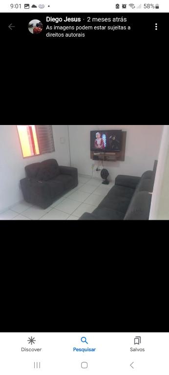 uma imagem de uma sala de estar com televisão em Recanto Simões em Itariri