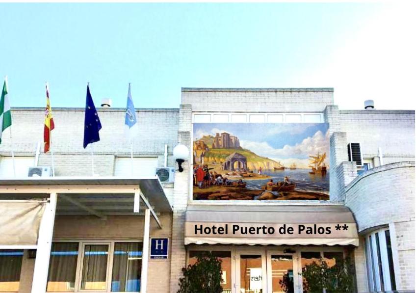 un mural en un lateral de un hotel puerto do palias en Hotel Puerto de Palos (La Rabida) en Palos de la Frontera