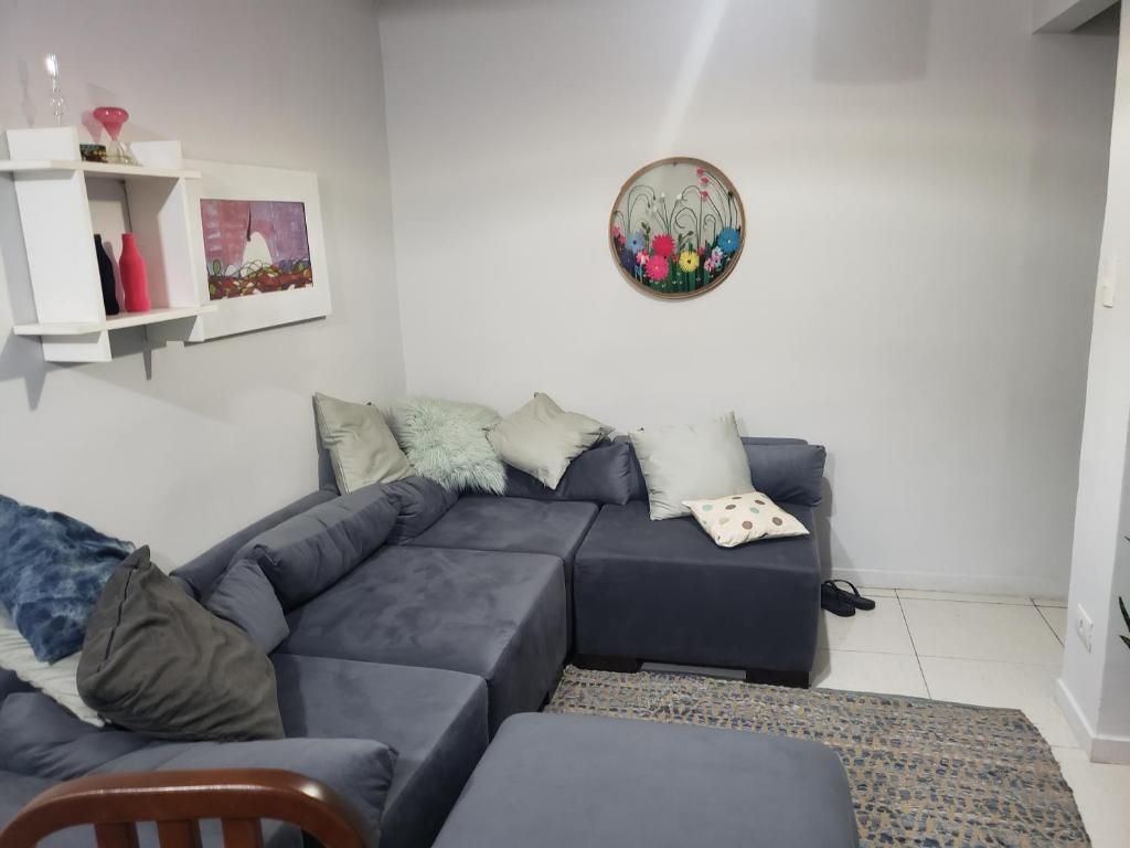 - un salon avec un canapé et une plaque murale dans l'établissement Casa verde, à Campo Grande