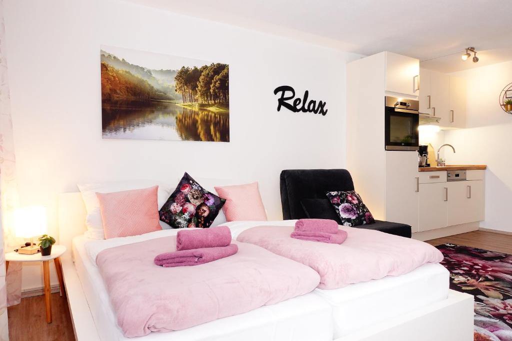 a room with two beds with pink pillows at RELAX-ROSÉ mit Pool und Sauna in Scheidegg