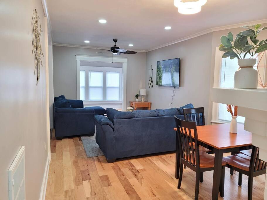 sala de estar con sofá azul y mesa en Brand new house in downtown with parking, en Buffalo