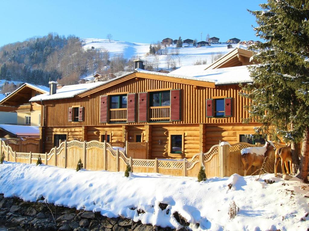 domek na śniegu z płotem w obiekcie Kaprun Lodge - R w Kaprunie