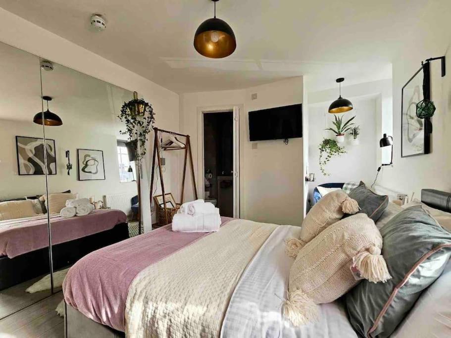 Giường trong phòng chung tại Stylish Putney village flat