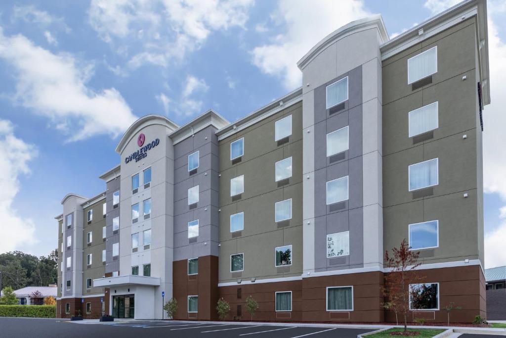 ケネソーにあるCandlewood Suites - Atlanta - Kennesaw, an IHG Hotelのホテル表面