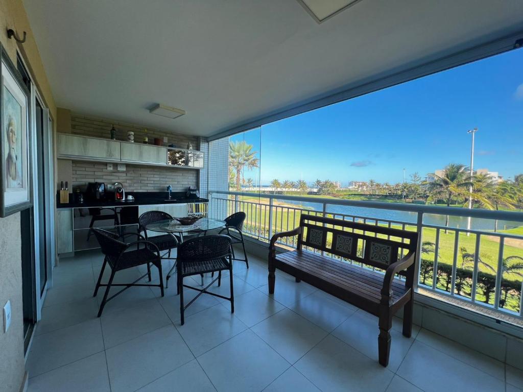 a kitchen and dining room with a view of the ocean at Apartamento GolfVille Residence in Aquiraz