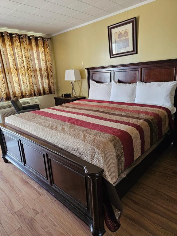 Postel nebo postele na pokoji v ubytování Parkway Motel & European Lodges