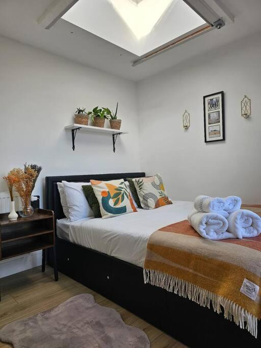 Posteľ alebo postele v izbe v ubytovaní West Kensington bright flat