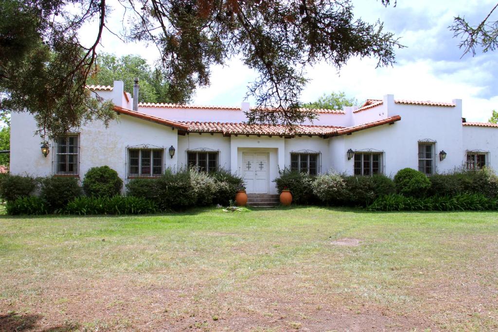 Casa blanca con techo rojo en Cabañas Bhakti Dham, hospedaje vegetariano en San Esteban