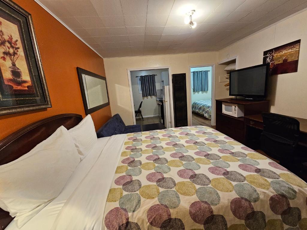 Postel nebo postele na pokoji v ubytování Parkway Motel & European Lodges