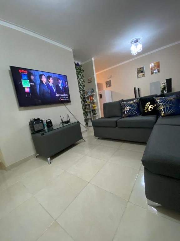 a living room with two couches and a flat screen tv at Seguridad y tranquilidad apartamento de 3 camas y 3 habitaciones!! in La Javilla