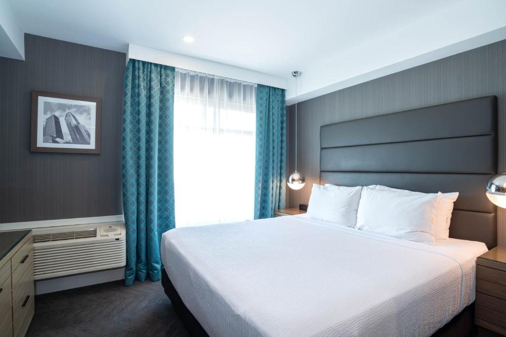 Postel nebo postele na pokoji v ubytování Sandman Signature Calgary Airport Hotel