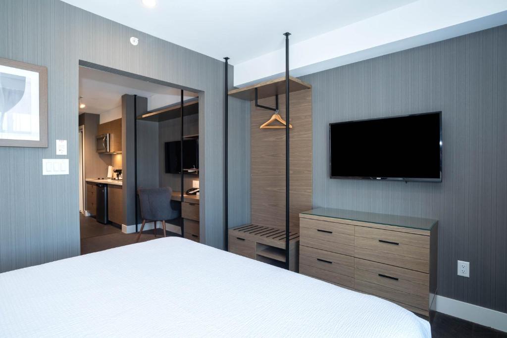 TV a/nebo společenská místnost v ubytování Sandman Signature Calgary Airport Hotel