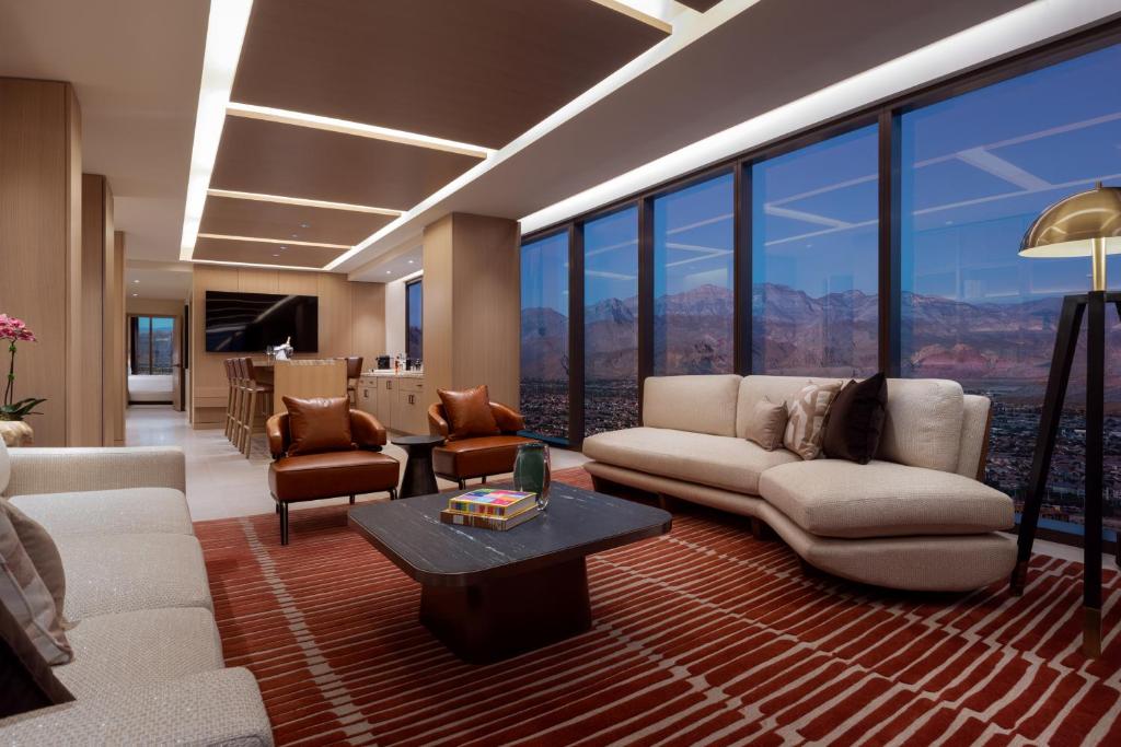 ein Wohnzimmer mit Sofas und Bergblick in der Unterkunft Durango Casino &amp; Resort in Las Vegas