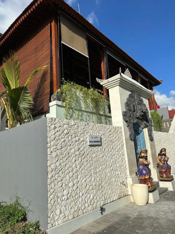 Tòa nhà nơi biệt thự tọa lạc