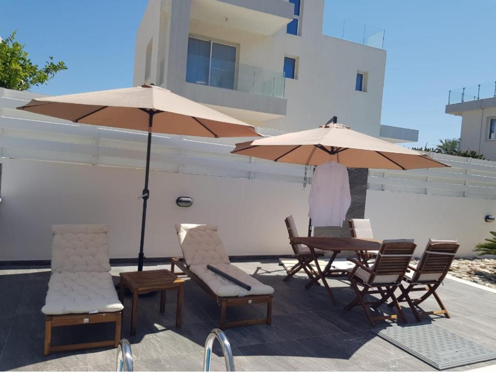 Patio nebo venkovní prostory v ubytování Diogenous Luxury Villas