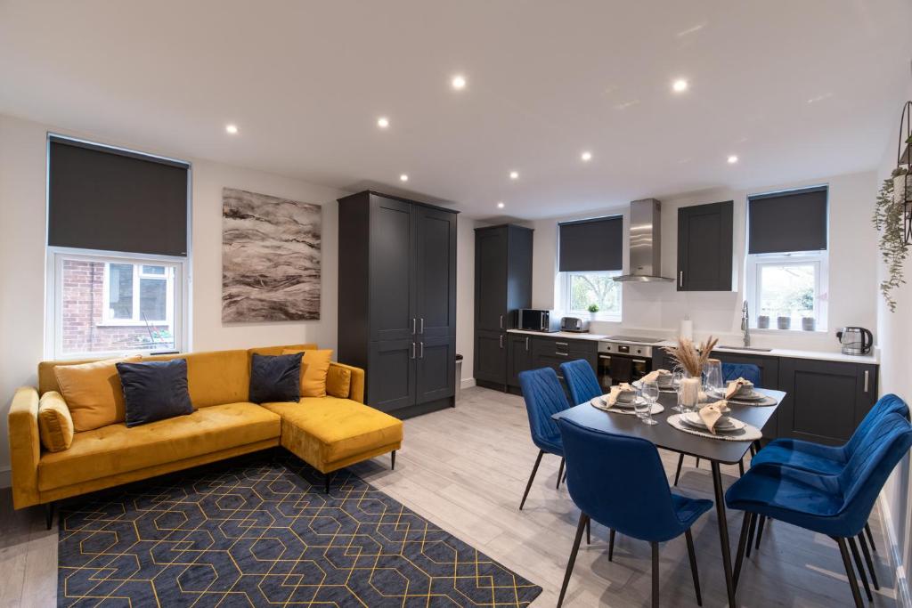 sala de estar con sofá amarillo y mesa en Fantastic New, London Apartment 3 Bed 1 Bath & Parking en Whetstone