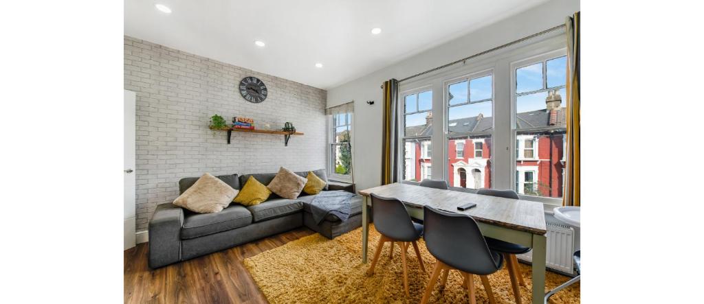 uma sala de estar com um sofá e uma mesa em Spacious Two Bedroom Apartment in Wood Green em Londres