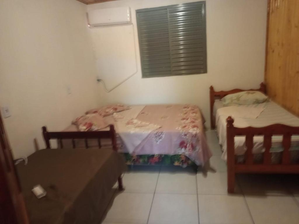 En eller flere senger på et rom på Pousada navarro