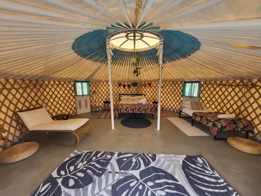 Habitación con tienda de campaña, cama y sillas en Boogaloo Camp en Augusta