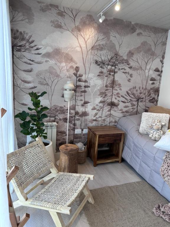een slaapkamer met een muurschildering van bomen aan de muur bij Duplex Las magnolias Villa allende in Villa Allende