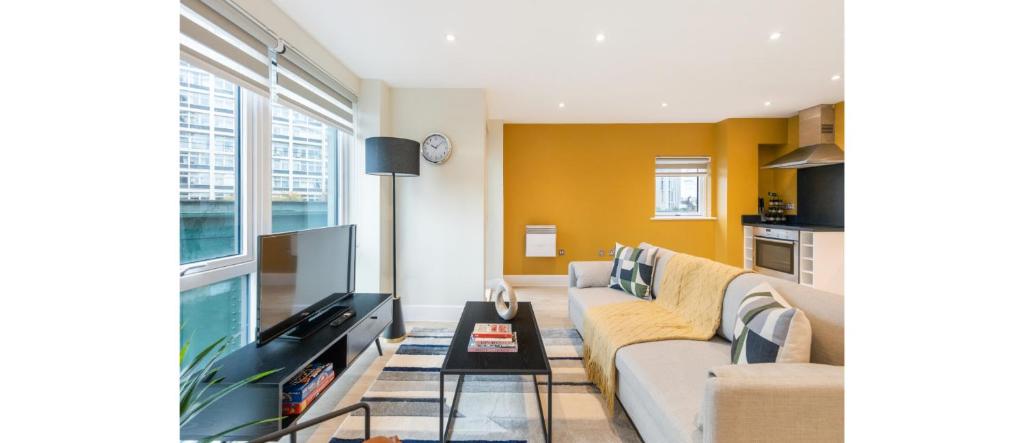 Khu vực ghế ngồi tại Your London Home: 1BR Flat with Modern Amenities