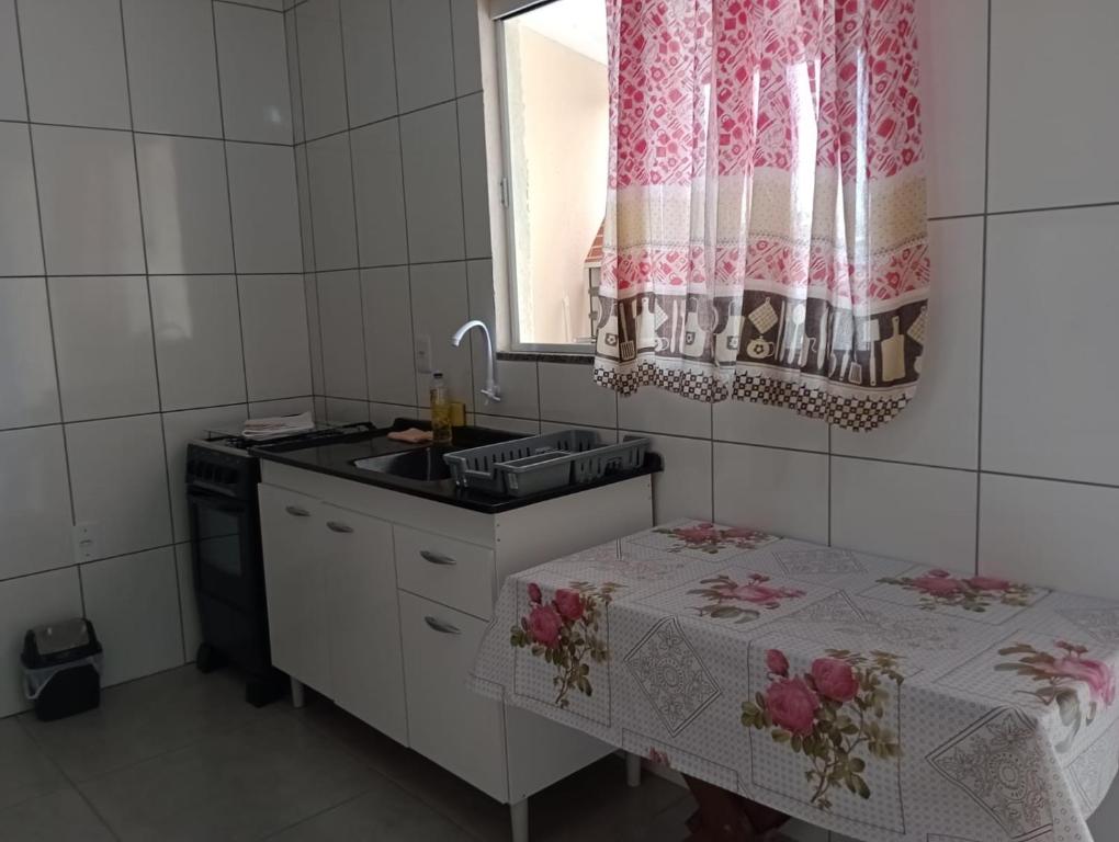 Virtuvė arba virtuvėlė apgyvendinimo įstaigoje Kitnets Recanto Caiobá