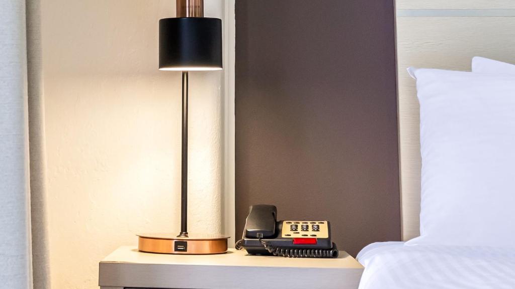 Una cama o camas en una habitación de Oaks Sydney Goldsbrough Suites