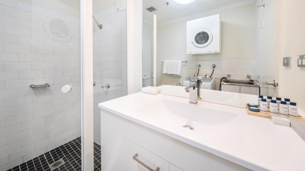 Un baño de Oaks Sydney Goldsbrough Suites