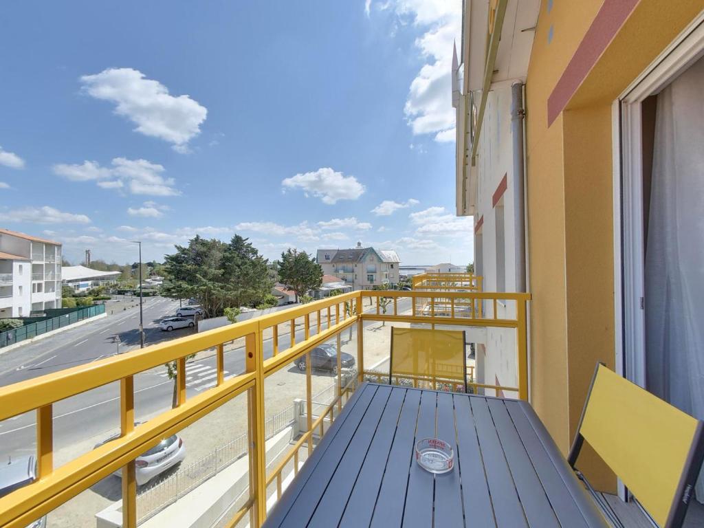 a balcony with a blue bench and a view of a street at Confort 2 pièces pour 4 pers, Châtelaillon-Plage, parking - FR-1-706-4 in Châtelaillon-Plage