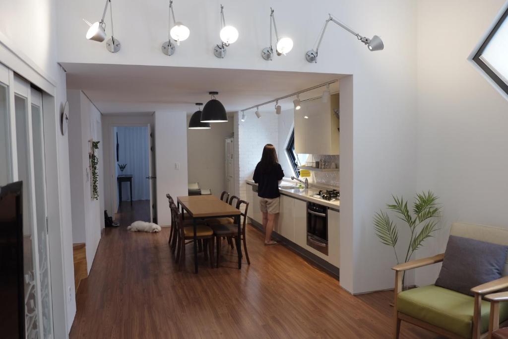 Kuchyň nebo kuchyňský kout v ubytování Mir Guesthouse