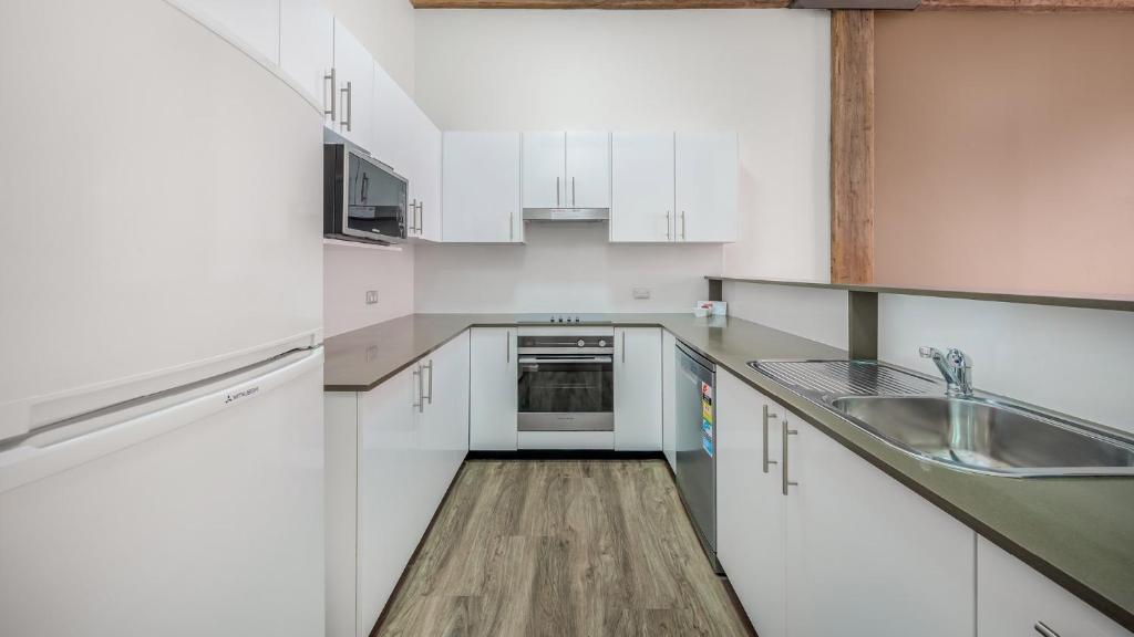 Una cocina o cocineta en Oaks Sydney Goldsbrough Suites