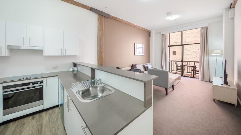 Una cocina o cocineta en Oaks Sydney Goldsbrough Suites