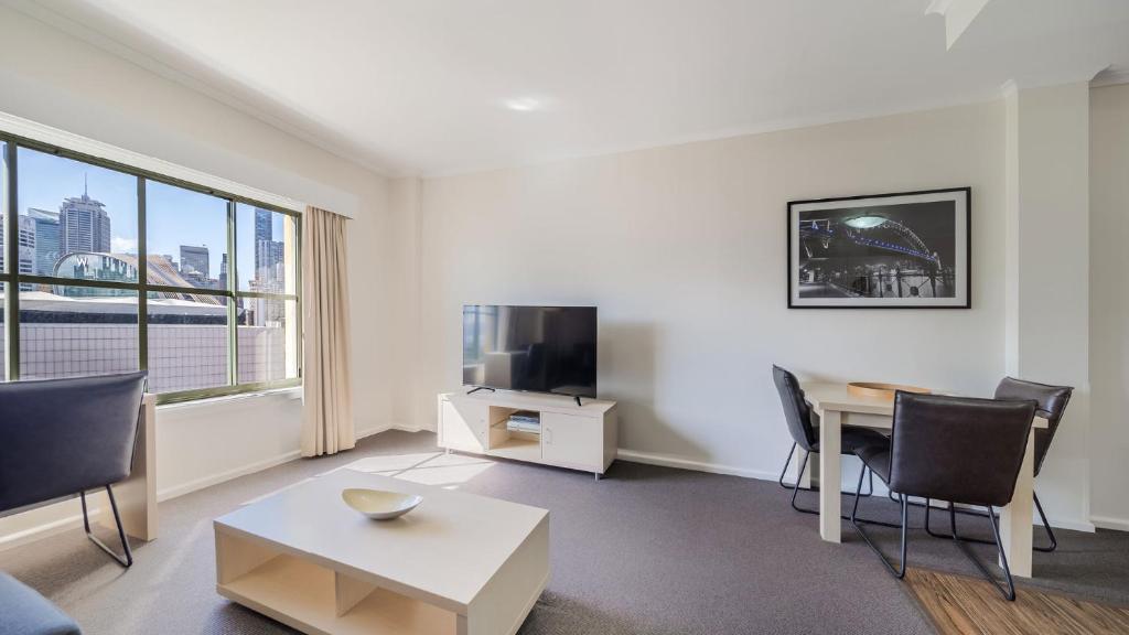 Una televisión o centro de entretenimiento en Oaks Sydney Goldsbrough Suites