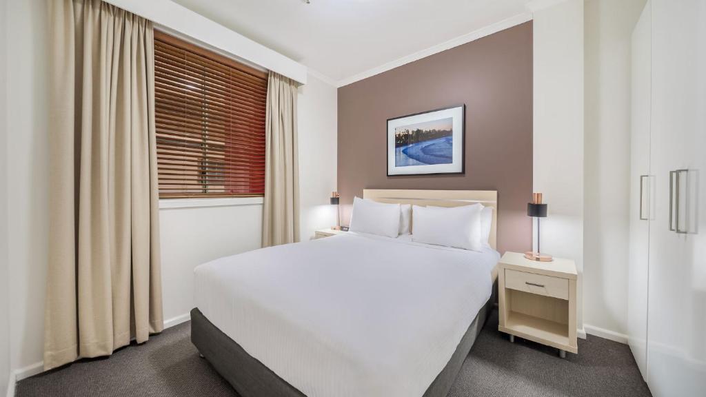 Una cama o camas en una habitación de Oaks Sydney Goldsbrough Suites