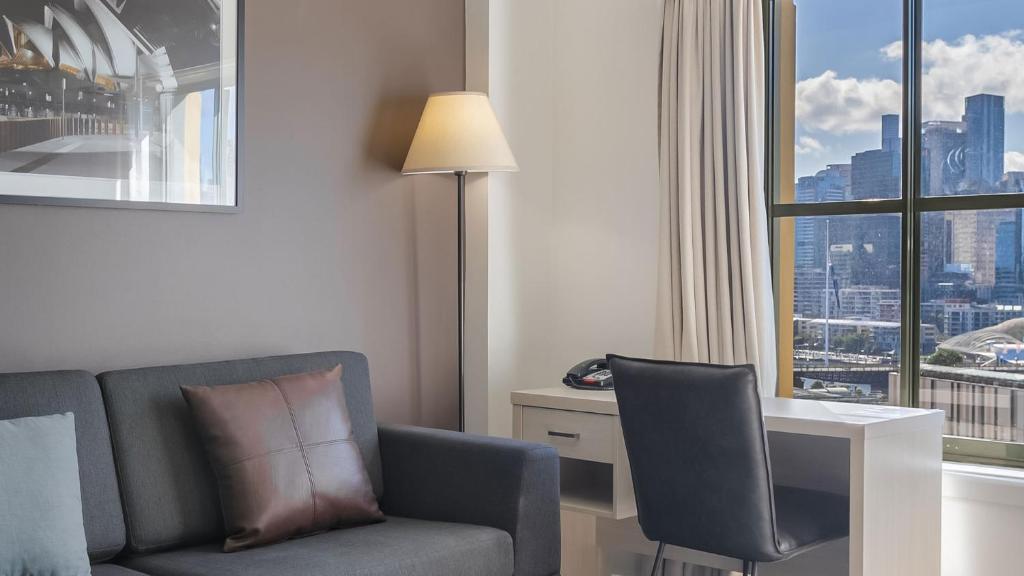 Un lugar para sentarse en Oaks Sydney Goldsbrough Suites