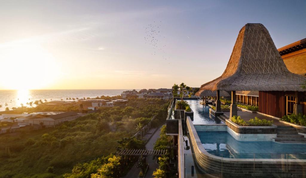 uma vista aérea de um resort com uma piscina em Holiday Inn Resort Bali Canggu, an IHG Hotel em Canggu
