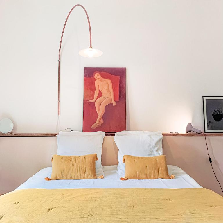 Cama ou camas em um quarto em La Nuit &amp; Le Jour