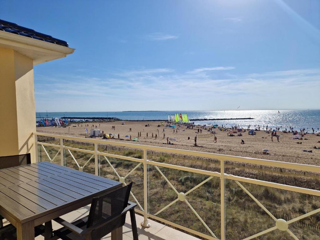 a view of the beach from the balcony of a house at Appartement Châtelaillon-Plage, 4 pièces, 6 personnes - FR-1-706-11 in Châtelaillon-Plage