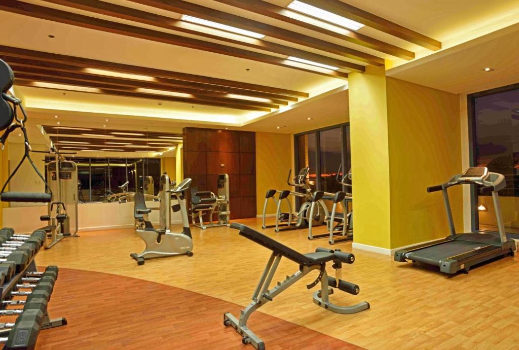un gimnasio con varios equipos de ejercicio en una habitación en Cozy Studio in Front of US Embassy, Ermita, Manila, en Manila