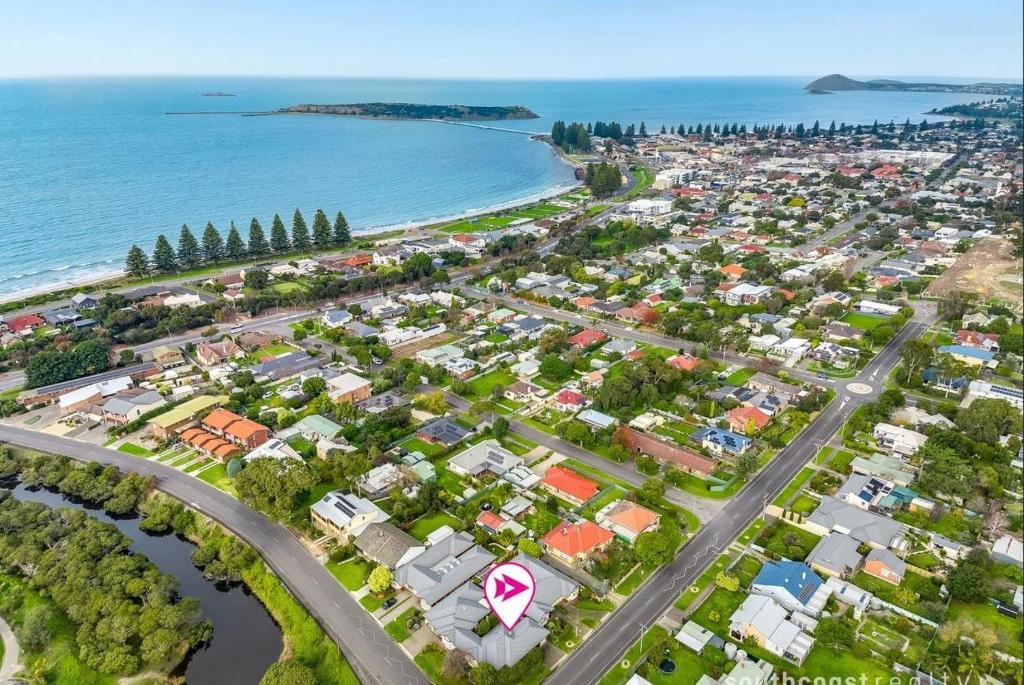 - une vue aérienne sur une ville à côté de l'océan dans l'établissement 14B The Parkway Victor Harbor, à Victor Harbor