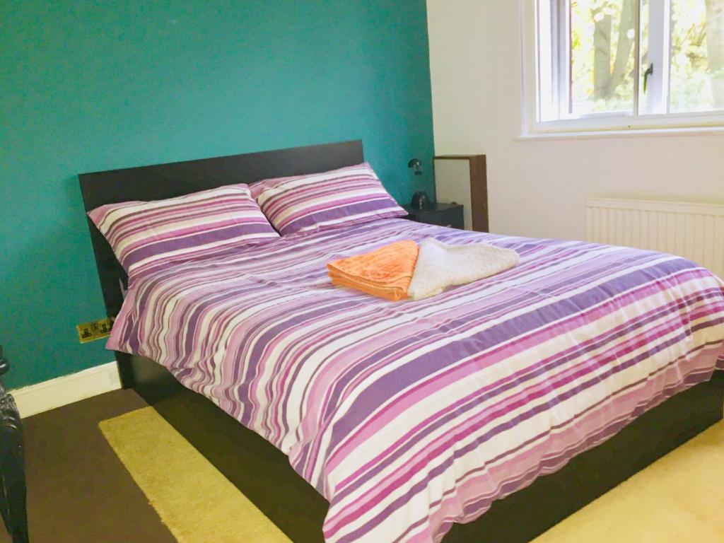 Stylish Queensize Bed London Living with Free Parking in Super Host 5