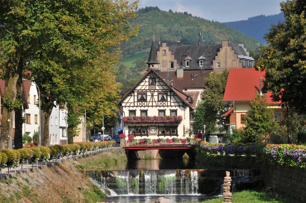 Ein Gebäude auf einer Brücke über einen Fluss in einer Stadt in der Unterkunft Hotel Restaurant Rebstock in Oppenau