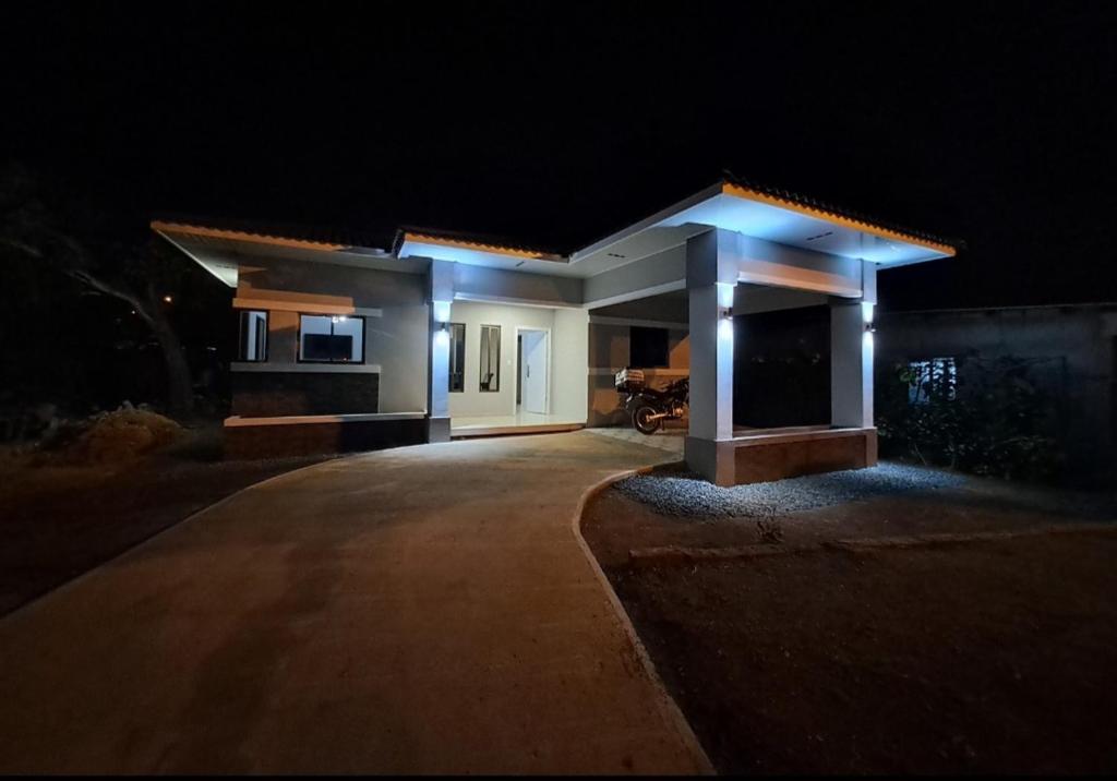 una casa iluminada por la noche con una entrada en Kamehouse, en La Arena